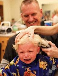 宝宝理发视频,萌娃秀出可爱新造型