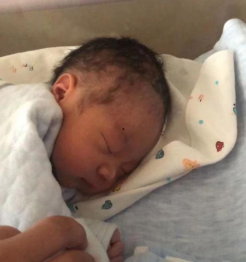 刚出生的婴儿视频,初见人世间的纯真微笑