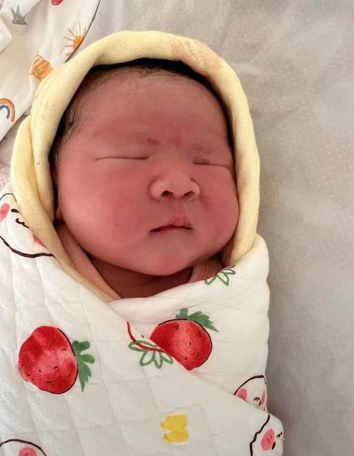 刚出生的婴儿视频,初见人世间的纯真微笑