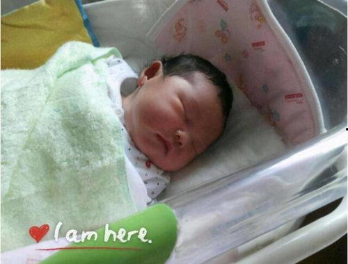 刚出生的婴儿视频,初见人世间的纯真微笑