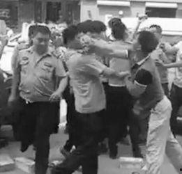 城管被打视频,现场视频引发社会关注