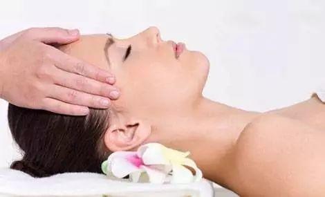 做头疗视频,视频教你轻松在家做头疗，告别头发困扰