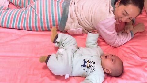 小孩翻身视频,见证成长与活力的精彩瞬间