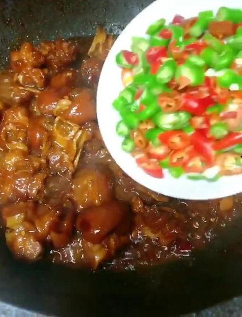红烧猪蹄视频,色泽诱人，口感鲜美，轻松学会的烹饪秘诀