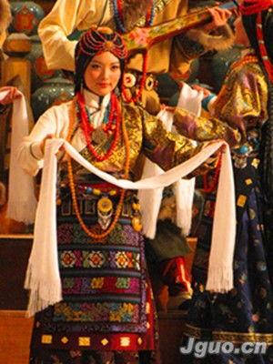 献哈达视频,传统礼仪的现代演绎