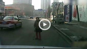 碰瓷视频真实,视频还原惊人真相