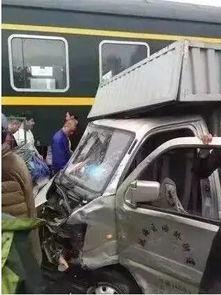 火车撞人视频,火车撞人瞬间，生死瞬间定格