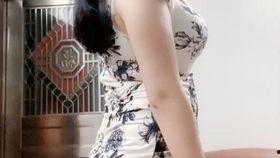 丝袜短裙视频,时尚潮流的街头风采