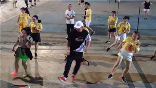 跳鬼步舞视频,跟随节奏，舞动青春风采