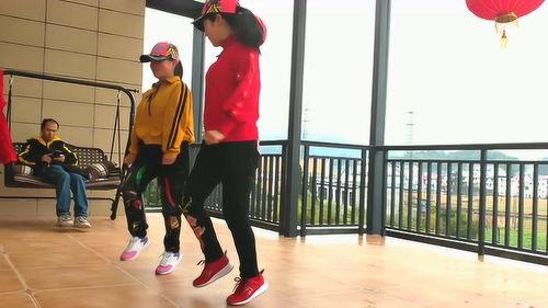 跳鬼步舞视频,跟随节奏，舞动青春风采