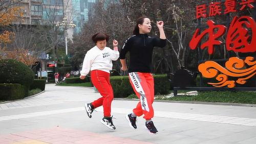 跳鬼步舞视频,跟随节奏，舞动青春风采